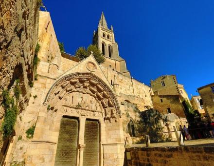 Immersion au cœur de la cité médiévale de Saint-Émilion : Un chef-d'œuvre de pierre inscrit à l'UNESCO